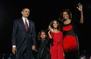DE NYE NABOENE: Barack Obama, kona Michelle og d�trene Malia og Sasha da seieren var et faktum. Snart flytter de til Det hvite hus. Foto: Joe Raedle/Getty Images/AFP