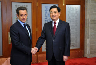 ENIGE LEDERE: Frankrikes president, Nicolas Sarkozy og og Kinas president, Hu Jintao, gleder seg over Obama-seieren. Foto: AFP/ERIC FEFERBERG/SCANPIX
