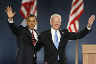 DE NYE I WASHINGTON: Inntil i natt var Barack Obama og Joe Biden senatorer fra henholdsvis Illinois og Delaware. N� har amerikanerne valgt dem som USAs neste president og visepresident.Foto: JIM BOURG/REUTERS/SCANPIX