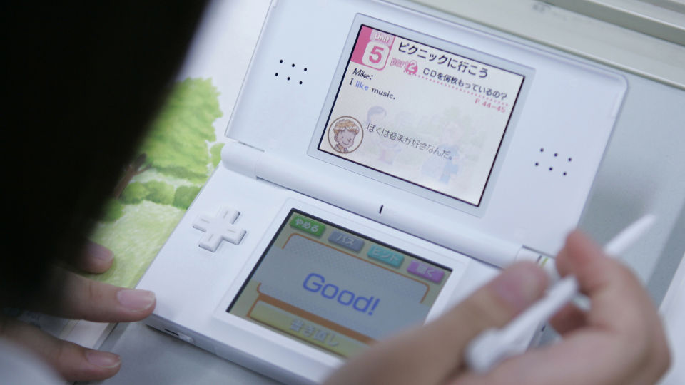 POPUL�R SPILLMASKIN: ... ogs� blant tyver. Mange tusen Nintendo DSer som var ment til det norske markedet ble stj�let fra havna i G�teborg i helgen. Det kan bety tomme butikkhyller f�r jul. REUTERS/Michael Caronna