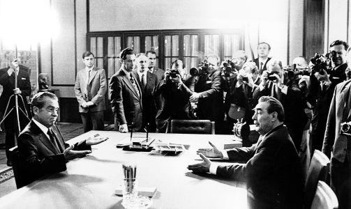 ENIGE TIL SLUTT: Til tross for Bresjnevs intense m�l om ekspansivt milit�re og makt i egen bakg�rd ble han og USAs president Richard Nixon i mai 1972 enige om � signere den f�rste i en rekke nedrustningsavtaler, START. Her i Kremlin foran verdenspressen.