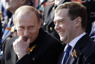 N�RE: Medvedev og statsminister Valdimir Putin er n�re allierte i Russland. Putin og W. Bush har hatt noen harde tak, men med Obama og Medvedev rundt i den politiske manesjen kan tng roe seg. Foto: Grigory Dukor/REUTERS