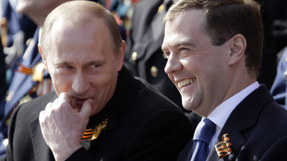 HVEM ER SJEFEN?: Russlands president Dmitrij Medvedev og statsminister Vladimir Putin koser seg med en milit�rparade i Moskva i fjor. Overfor BBC f�ler Medvedev behov for � p�peke at det er han som tar beslutningene i landet, ikke tidligere president Putin. Foto: REUTERS/SCANPIX