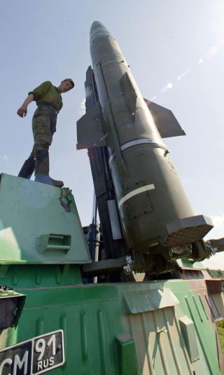 RUSSISKE RAKETTER N�R EU: Russland truer med � utplassere raketter p� Kaliningrad dersom USA g�r videre med sine rakettskjoldplaner. Obama kan �pne forhandlingene for � finne l�sninger begge kan enes om.' AFP PHOTO / FILES