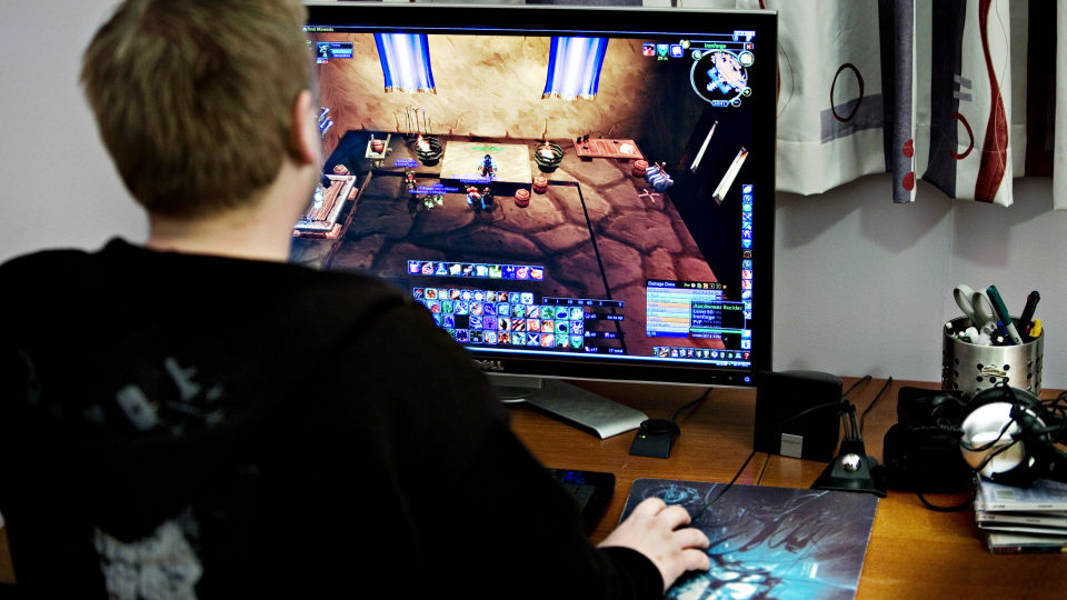 AVHENGIG: Ola (29) har spilt store deler av livet. Til tider har spillinga g�tt ut over IT-jobben hans. Foto: Nina Hansen