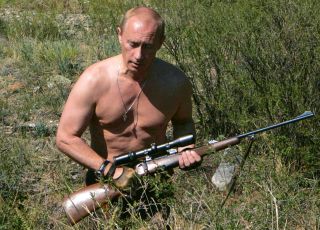 MACHOPRESIDENT: Her er den dav�rende presidenten avbildet under en lettkledd jakttur i 2007. Foto:  AFP PHOTO /  RIA NOVOSTI / KREMLIN POOL / DMITRY ASTAKHOV/ Scanpix