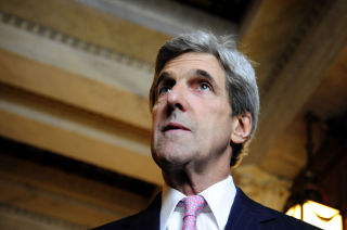 MED OBAMA: Senator John Kerry er en av de mest aktive forkjemperne for klimaloven. Foto: AFP/ SCANPIX.