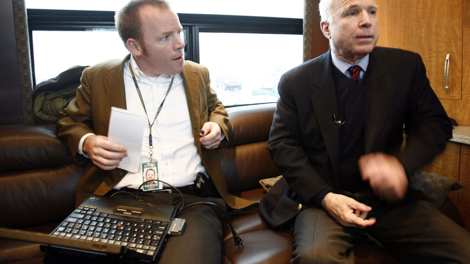OVERALT: Datamaskiner er overalt i en politisk kampanje. B�de hos journalister, som Reuters Andy Sullivan (til venstre) og i valgkampmaskineriet til de ulike akt�rene, her representert ved tidligere presidentkandidat John McCain. Foto: Shannon Stapleton/Reuters