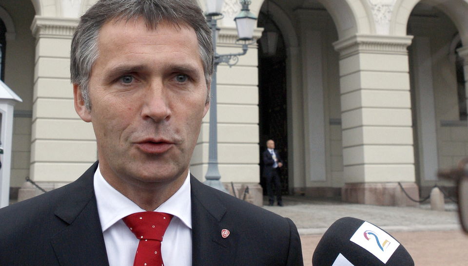 OSLO 20081010:
Statsminister Jens Stoltenberg kommenterte Nobels fredspris tildelingen p� Slottsplassen etter statsr�d fredag. Intervjusituasjon.
Foto: Knut Falch / SCANPIX