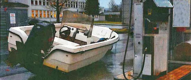 Da båten veltet og skadet bensinpumpa, starta problemene for de antatte tyvene