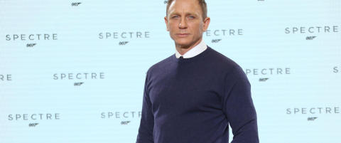 Latterliggjøres for antrekket på James Bond-lansering