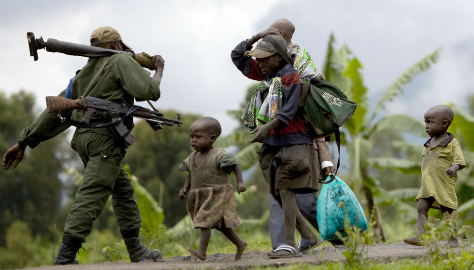 P� FLUKT:Flere titall unge menn skal ha blitt massakrert av oppr�rere i en landsby �st i Kongo. En kvinne t�rker t�rene mens hun ser resultatet av kampene i landsbyen Kiwanja. Fredag ble det meldt om nye kamper rett ved en flyktningeleir. Foto: SCANPIX/AFP PHOTO/YASUYOSHI CHIBA