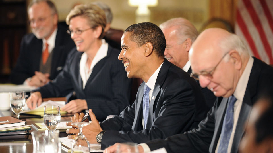 M�TTE R�DGIVERE: Barack Obama og Joe Biden m�tte r�dgivere i Chicago i Illinois f�r pressekonferansen.  Foto: STAN HONDA/AFP/SCANPIX