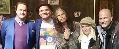 Steven Tyler kom til Norge i går - dro umiddelbart ut og kjøpte ullundertøy