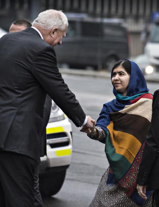 Nobel-sjefen snur: Har likevel ikke nekta menn å håndhilse på Malala