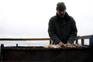 SOMMERGRILLING: En russisk gruvearbeider griller Shaslik, en
russisk grillrett. Foto: GUNNAR THORENFELDT