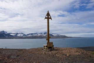 VERNE MOT ULYKKER: Fem d�dsfall p� under en m�ned rammer hardt i et s� lite samfunn. Her er det ortodokse korset innbyggerne har reist. Foto: GUNNAR THORENFELDT
