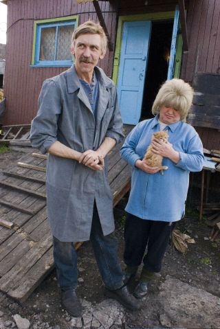 ARKTISK GRISERI: Veterin�r Sergej Silevitsj (55) er grisesjef i
Barentsburg og passer p� 150 svin. Her sammen med kona Tanja. Foto: GUNNAR THORENFELDT