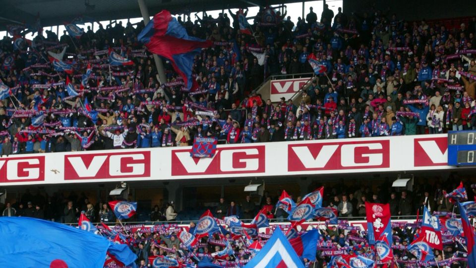 EN H�NDFULL MENN: Bare seks politimenn skal passe p� under morgendagens cupfinale. Bildet viser Klanen da V�lerenga ble cupmestere 2002. Foto: Bj�rn Sigurds�n/Scanpix