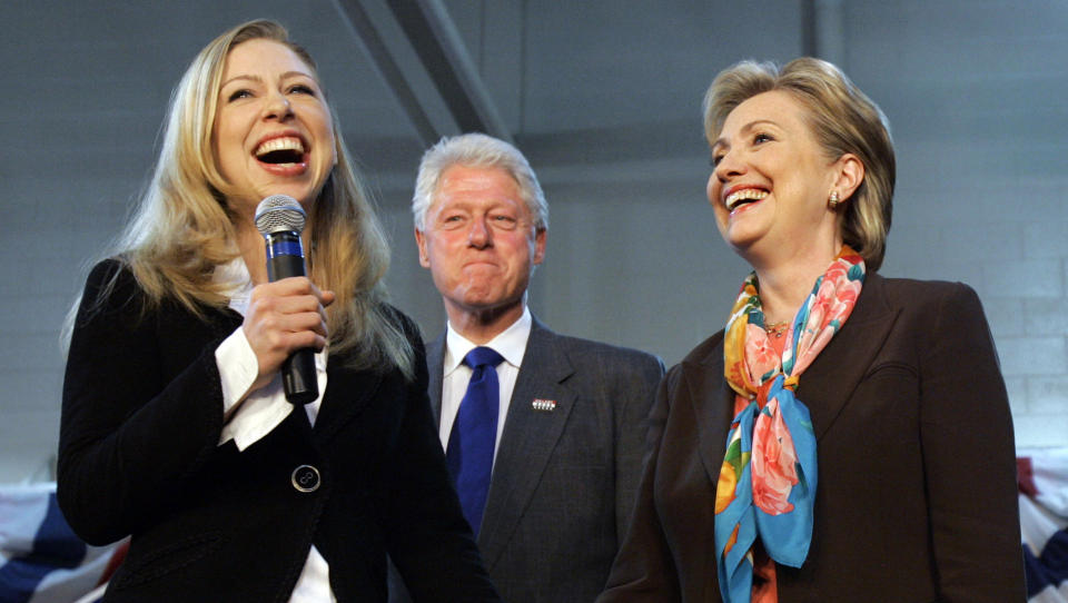 TOK DET PENT: Hillary (t.h.) overlot til datteren � ta stilling til tilbudet om � gifte seg bort for 40 geiter og 20 kyr. Det er ikke kjent hva Chelsea (t.v.) svarte. Bill (i midten) har heller ikke kommentert tilbudet. Her er de tre fotografert sammen ved en tidligere anledning. Foto: AP Photo/Elise Amendola/Scanpix