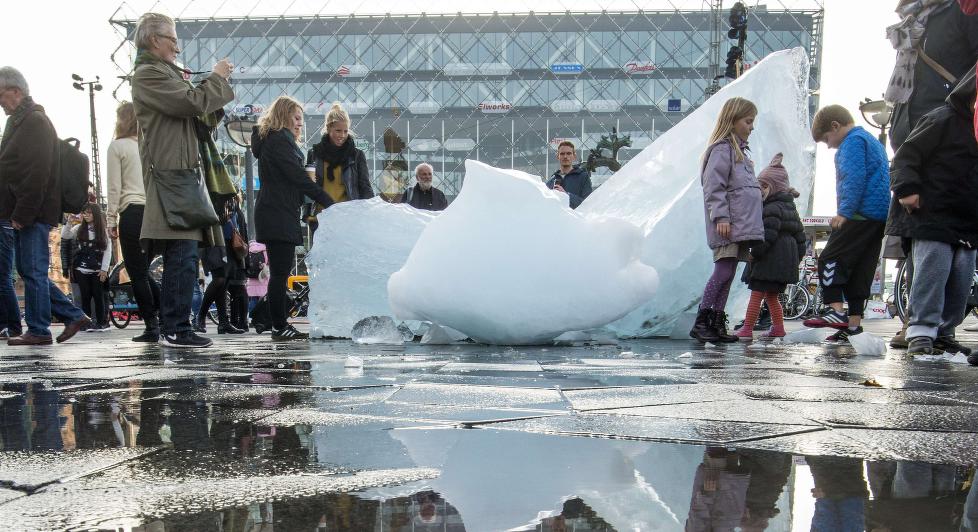 N�TID OG FORTID:  Installasjoner av den danske kunstneren Olafur Eliasson i samarbeid med geologiprofessor Minik Rosing med 12 isblokker utenfor r�dhuset i K�benhavn i oktober i �r fikk stor oppmerksomhet. Ideen var � peke p� utviklingen p� klodens st�rste isbreomr�de utenfor Antarktis - p� dansk grunn p� Gr�nland. Foto: S�ren Bidstraup, AFP/NTB Scanpix.