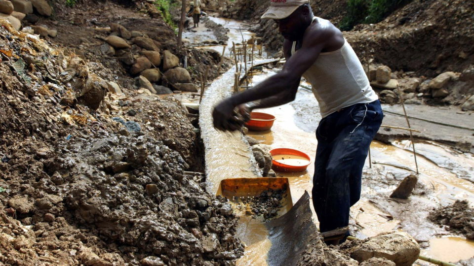 KUNNE V�RT VERDENS RIKESTE LAND: Kongo har rike naturforekomster. I tillegg til coltan, finnes store forekomster av blant annet gull, kobolt, diamanter og kobber. Uten en avklaring rundt naturressursene, ser den p�g�ende konflikten ut til � bli sv�rt vanskelig � l�se. Men temaet har s� langt ikke v�rt diskutert i fredsforhandlingene. Her jobber en kongolesisk mann ved en gullforekomst  i byen Kamituga. Foto: REUTERS/David Lewis