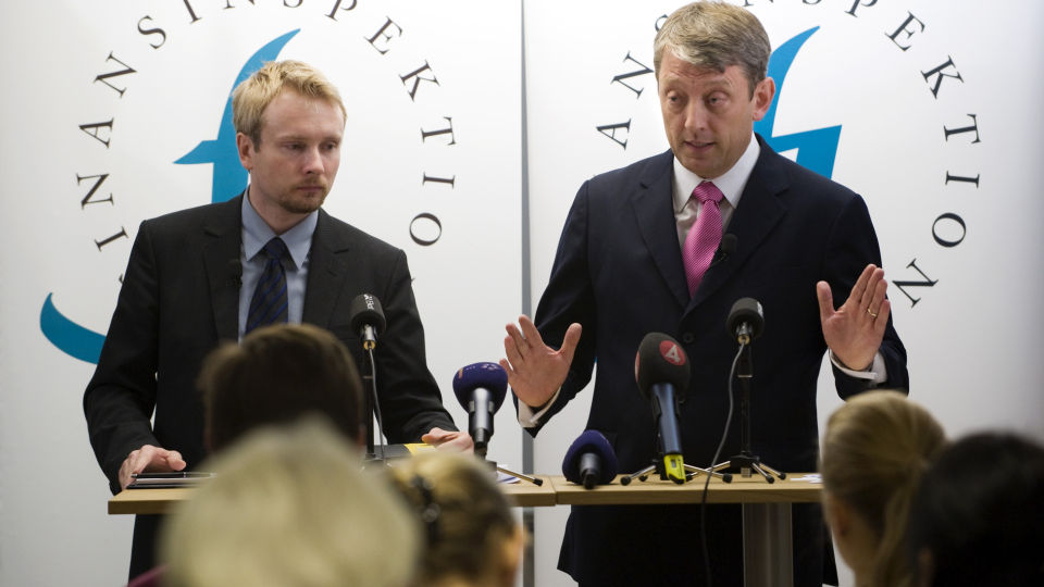 STATEN RYKKER INN: Sjefjurist Joakim Schaaf  (til venstre) i den svenske Finansinspektionen ( FI) og fungerende generaldirekt�r Erik Saers  kunngj�r at  FI har inndratt  banklisensen til finansgiganten Carnegie. Carnegie blir n� overtatt av den svenske staten.
Foto: Henrik Montgomery / SCANPIX