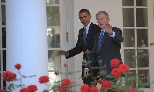 «I NEVER PROMISED YOU A ROSE GARDEN:» De smilte og vinket til kameraene før de gikk inn til møtet, Barack Obama og George W. Bush. AFP PHOTO/Mandel NGAN/SCANPIX