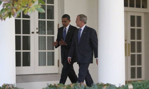 OMVISNING: George W. Bush var �rsaken til det republikanske nederlaget, mener Palin. Her viser han den p�troppende presidenten rundt i Det hvite hus.