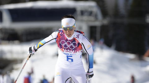POPULÆR: Charlotte Kalla spurtet inn til svensk seier i OL-stafetten i Sotsji. Det mener hun er grunnen til at hun i år er sveriges mest populære idrettsutøver. Foto: Tobias Röstlund /TT