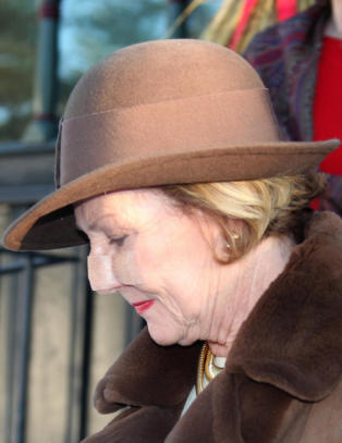 Dronning Sonja i gudstjeneste med plaster på nesa