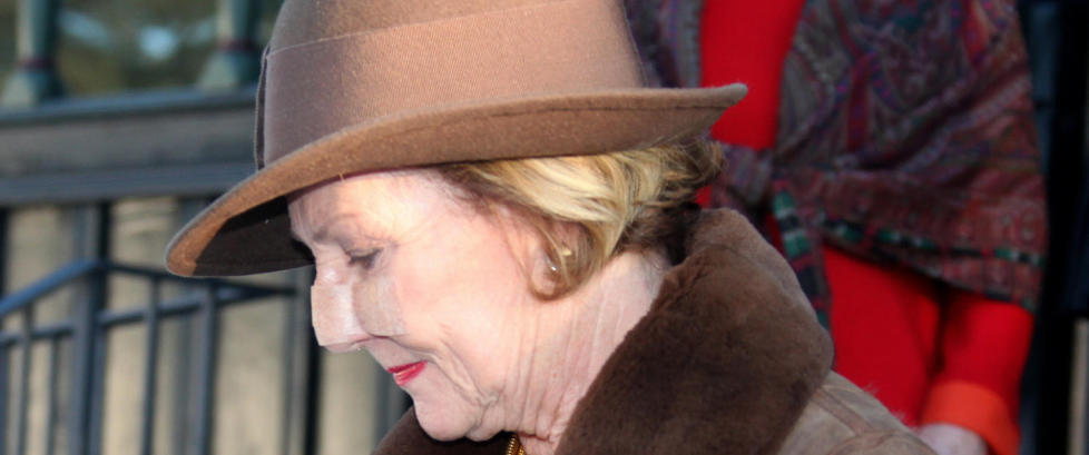 Dronning Sonja i gudstjeneste med plaster på nesa