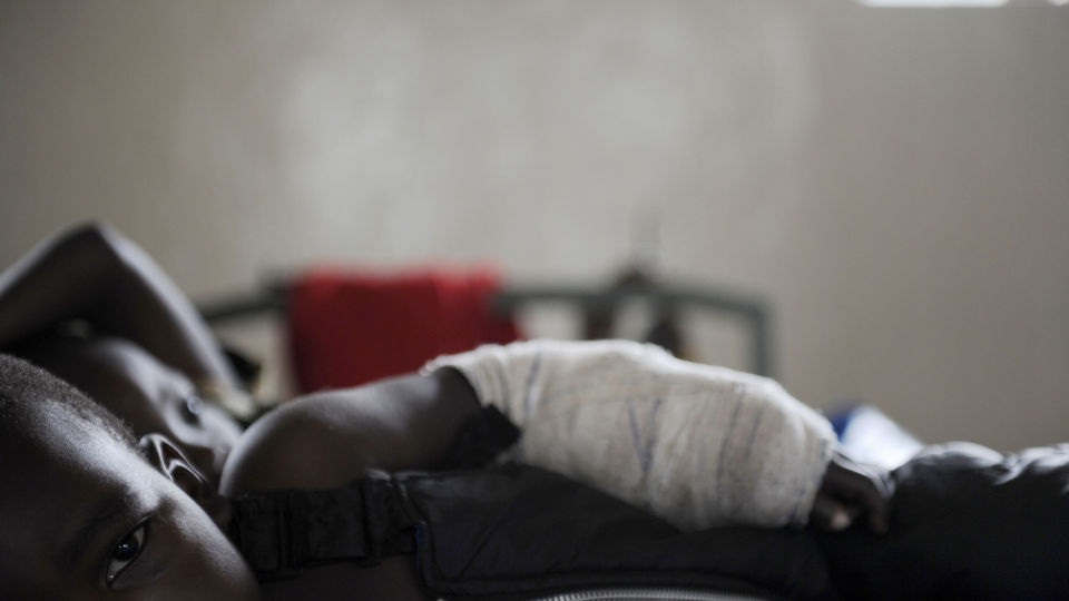 SIER INGENTING: Elia (2) har ikke sagt et ord siden han kom p� sykehyset i Rutshuru i forrige uke. Ingen vet hvor foreldrene hans er. FOTO: AFP PHOTO/Roberto SCHMIDT/SCANPIX.