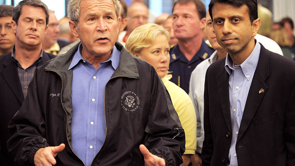 FORTIDA OG FRAMTIDAS MANN: Bobby Jindal, her til h�yre for George W. Bush, kan v�re framtidas mann for republikanerne. Foto: AFP/Mandel NGAN/Scanpix