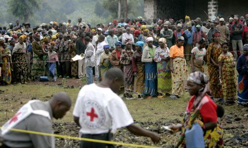 STORE LIDELSER: R�de Kors deler ut mat til de internt fordrevne flyktningene i Kibati, like nord for Goma. (AP Photo/Karel Prinsloo/SCANPIX).