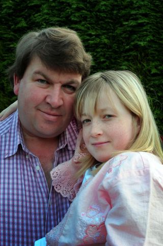 ST�TTER DATTEREN: Pappa Andrew Jones st�tter Hannahs avgj�relse om ikke � gjennomg� en hjertetransplantasjon. Tunge medisiner for leukemi har laget et hull i hjertet hennes. Foto: CATERS NEWS