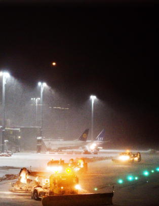 Sn�fall, avising og br�yting skaper forsinkelser p� Gardermoen