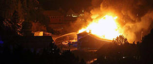 Butikk og b�thall st�r i full fyr - h�rer flere smell