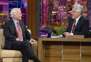 BEGGE SIDER: Ogs� John McCain gjestet Jay Leno under valgkampen. Leno har oppn�dd en voldsom popularitet blant amerikanske tv-seere. Foto: REUTERS/Paul Drinkwater/NBC/Handout/Scanpix