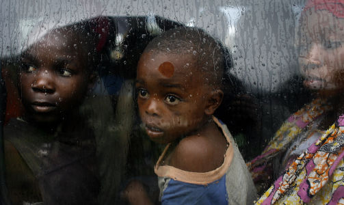 BARNA S�KER TILFLUKT: Disse sm� som s�kte beskyttelse hos FN-styrken er fotografert i en minibuss under et fors�k p� � krysse frontlinjen i Rugari p� vei til Goma l�rdag denne uken. Foto: Jerome Delay/AP