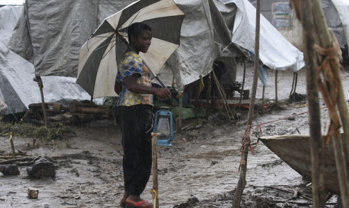 HJEML�S: Denne kvinnen er blant de mer enn 250 000 personene som de siste ukene har m�ttet flykte hjemmefra p� grunn av de mange milit�re kampene rundt om i landet. FOTO: REUTERS/Emmanuel Braun/SCANPIX.