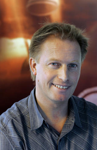 ER SPENT:
P�l Brekke, seniorr�dgiver ved Norsk Romsenter, f�lger n�ye med p� utviklingen av m�neden. Han h�per mange f�r med seg form�rkelsen i kveld.
Foto: Heiko Junge / SCANPIX