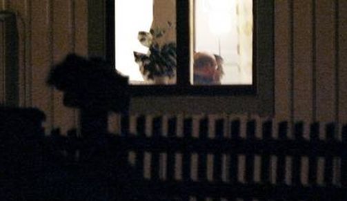 HOLDER M�TER I SKJUL: Expressen fikk v�re med p� flere treff i dyresex-nettverket. Et av disse ble avholdt i en barnehage p� kveldstid. Foto: ROBBAN ANDERSSON/EXPRESSEN