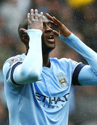 Sjokkert Yaya Touré må gjemme seg for innpåslitne damer
