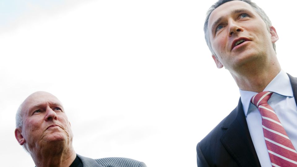 GA L�FTER: Statsminister Jens Stoltenberg forsikret i dag at LO-leder Roar Fl�thens krav vil bli innfridd. 
FOTO: Heiko Junge /SCANPIX