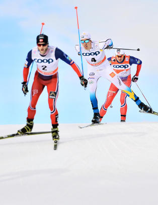 Belov nektet å gratulere Northug med seieren. Northug følte seg beæret over å få gå sammen med ham