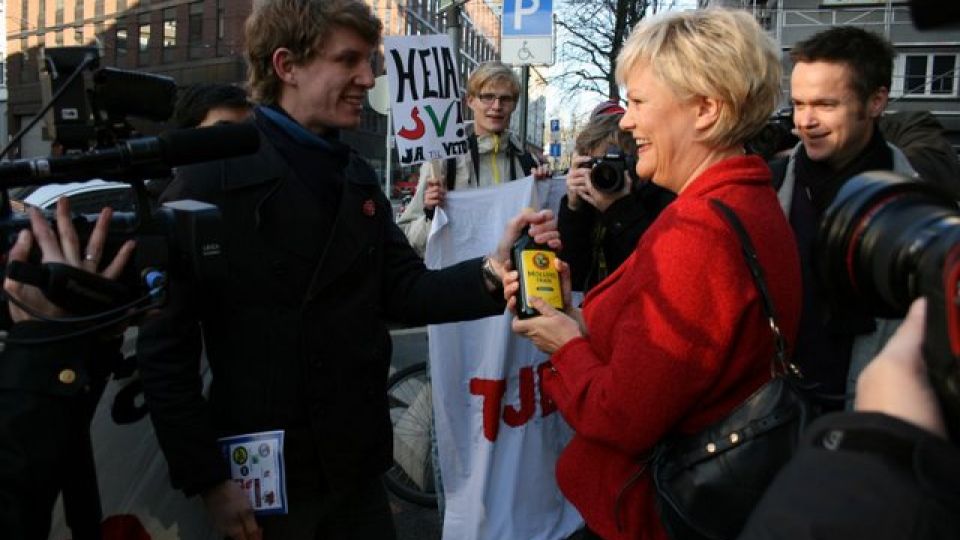 GIR KRISTIN STYRKE: - Vi ga Kristin ei flaske tran s�nn at hun skal f� enda mer krefter til � sloss mot Tjenestedirektivet, sier Jens Kihl fra Ungdomsalliansen mot Tjenestedirektivet. Ungdommene demonstrerte i utenfor SVs landsstyrem�te. De mener dissens ikke er nok. Foto: Ungdomsalliansen mot Tjenestedirektivet