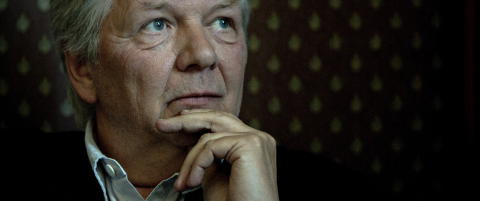 Eventyr i skyggen av smilende kvinne