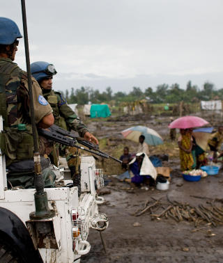 PATRULJE: To FN-soldater p� patrulje i Kiwanja. MONUC-styrken f�r kritikk for sin strategi i omr�det. Foto: AFP PHOTO/YASUYOSHI CHIBA/Scanpix