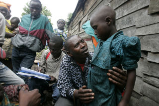 REDD OG ALENE: Zawadi Banzigiye (6) leter etter foreldrene. N� pr�ver Bienfait Mutabazi fra Internasjonale Redd Barna � hjelpe henne med � finne dem i en flyktningleir i Kibati, like nord for Goma. FOTO: AP Photo/Karel Prinsloo/SCANPIX